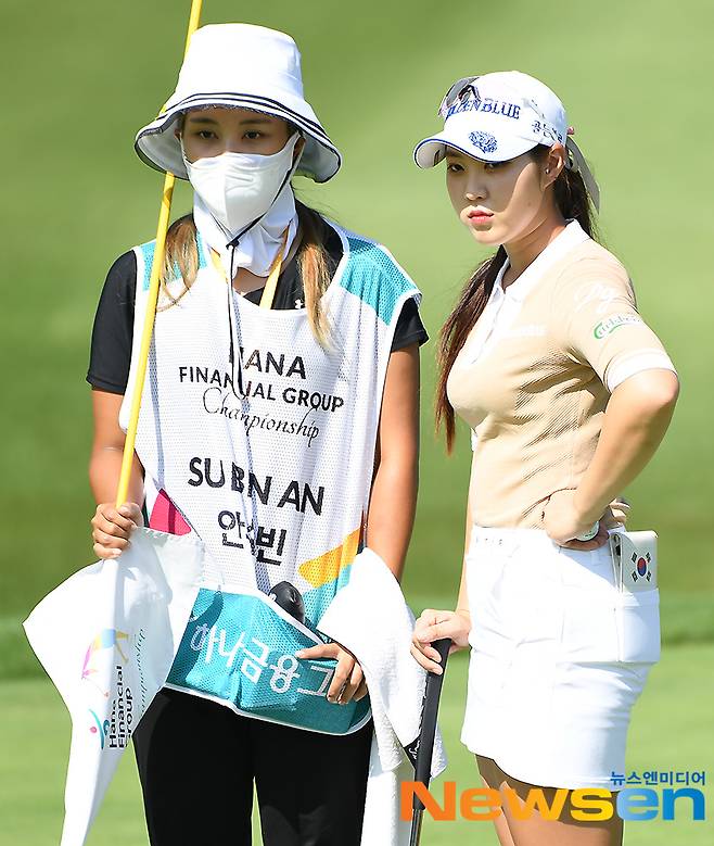 안수빈과 캐디를 맡은 홍세희(왼쪽)가 9번홀 그린을 살펴보고 있다.