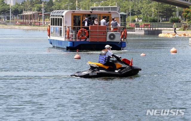 [인천=뉴시스] 이종철 기자 = 맑은 날씨를 보인 15일 오후 인천시 연수구 송도센트럴파크 해수로에서 시민들이 배를 타고 있다. 2020.07.15. jc4321@newsis.com