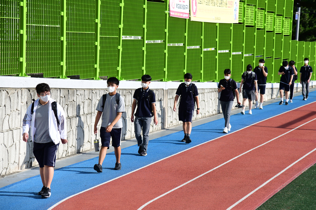 [제주=뉴시스] 양영전 기자 = 제주시 한라중학교 학생들이 2학기 첫 전면등교를 시작한 2일 마스크를 착용한 채 거리를 유지하며 교실로 향하고 있다. 2021.08.02. (사진=제주도교육청 제공) photo@newsis.com *재판매 및 DB 금지