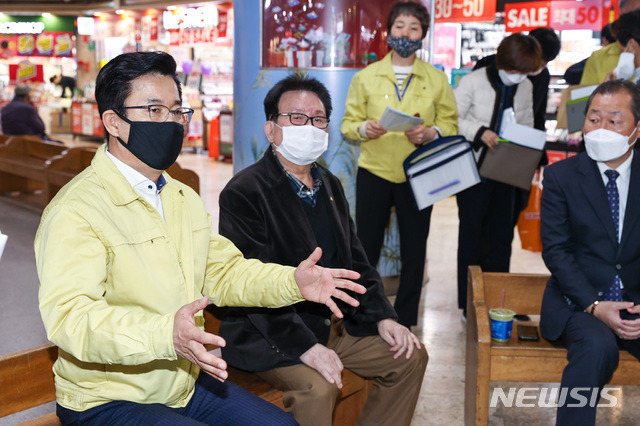 허태정 대전시장이 중앙로 지하상가를 찾아 코로나19로 어려움을 겪고 있는 상인들과 대화하고 있다. 2020.03.12