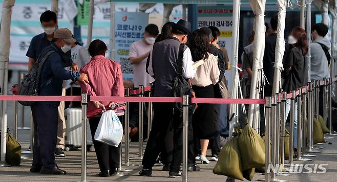 [서울=뉴시스] 추상철 기자 = 코로나19 확진자수가 2000명 대가 유지되고 있는 1일 오전 서울역광장에 설치된 코로나19 임시선별검사소에서 시민들이 검사를 받기 위해 줄 서 있다. 2021.10.01. scchoo@newsis.com