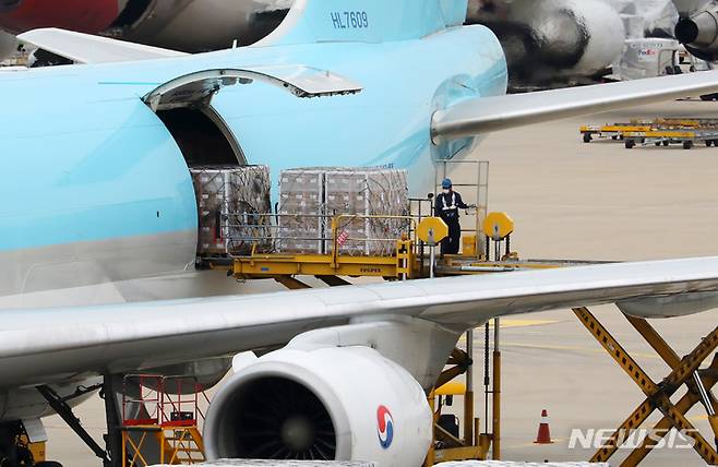 [인천공항=뉴시스] 배훈식 기자 = 정부가 미국 제약사 모더나사와 직접 계약한 코로나19 백신 107만1000회 분이 지난달 25일 오후 인천국제공항에 도착해 운송 관계자들이 하역 작업을 하고 있다. 2021.09.25. dahora83@newsis.com