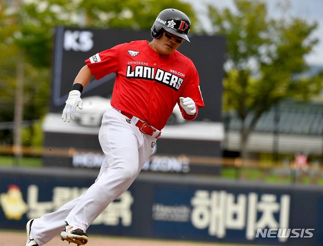 [광주=뉴시스] 신대희 기자 = 26일 오후 광주 북구 광주-기아챔피언스필드에서 열린 2021프로야구 KIA 타이거즈 대 SSG 랜더스의 경기, 6회초 2사에서 2루 주자 SSG 추신수가 KIA 실책을 틈타 홈으로 달리고 있다. 2021.09.26. sdhdream@newsis.com