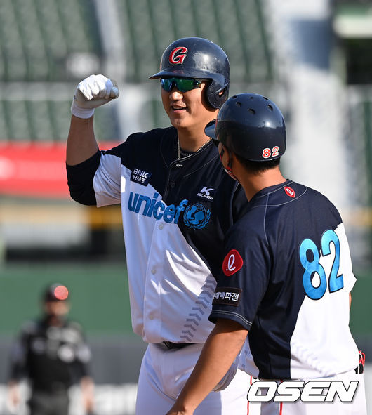 [OSEN=부산, 이대선 기자] 1일 오후 부산 사직야구장에서 ’2021 신한은행 SOL KBO 리그' 롯데 자이언츠와 KT 위즈의 더블헤더 1차전 경기가 열렸다.3회말 1사에서 롯데 이대호가 우전 안타를 치고 세리머니를 하고 있다. 이대호는 이 안타로 통산 2,000안타를 기록했다. 2021.10.01 /sunday@osen.co.kr