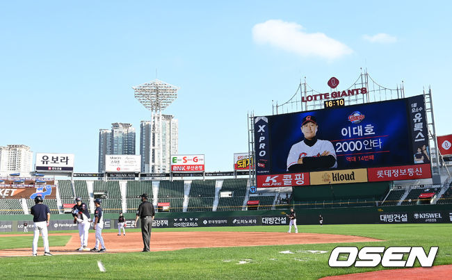 [OSEN=부산, 이대선 기자] 1일 오후 부산 사직야구장에서 ’2021 신한은행 SOL KBO 리그' 롯데 자이언츠와 KT 위즈의 더블헤더 1차전 경기가 열렸다.3회말 1사에서 롯데 이대호가 우전 안타를 치고 세리머니를 하고 있다. 이대호는 이 안타로 통산 2,000안타를 기록했다. 2021.10.01 /sunday@osen.co.kr