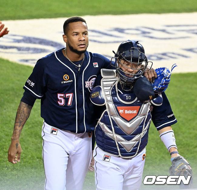 [OSEN=잠실, 지형준 기자] 1일 오후 서울 잠실야구장에서 ‘2021 신한은행 SOL KBO리그’ LG 트윈스와 두산 베어스의 경기가 열렸다.6회말 수비를 마치고 두산 미란다가 박세혁과 어깨동무를 하고 더그아웃으로 향하고 있다. 2021.10.01 /jpnews@osen.co.kr