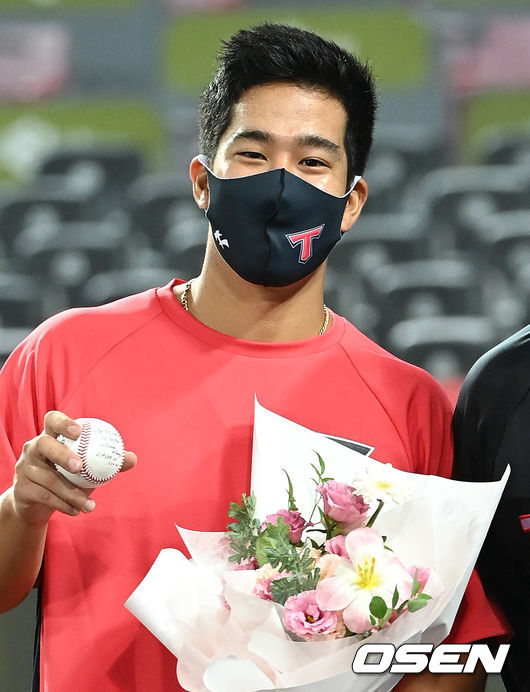 [OSEN=광주, 조은정 기자] KBO리그 첫승을 거둔 KIA 다카하시가 포즈를 취하고 있다. 2021.10.01 /cej@osen.co.kr