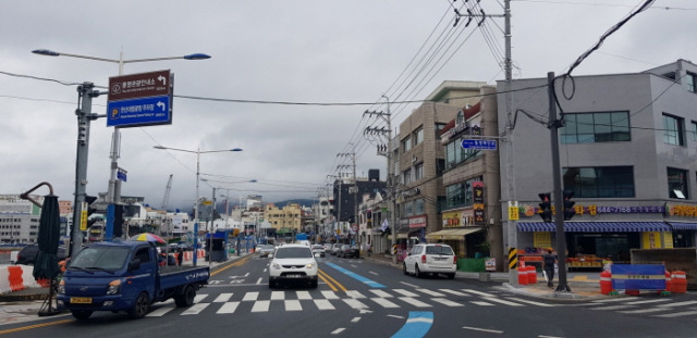 ▲경남 통영시는 1일 총사업비 40억 원을 들여 강구안 일원 배전 및 통신선로 지중화사업을 오는 2022년 준공을 목표로 시행한다고 밝혔다. 강구안 도로변.ⓒ통영시