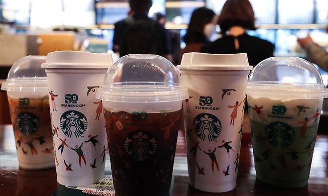 28일 오후 서울 시내 한 스타벅스 매장에서 고객들이 음료를 주문하고 있다. 연합뉴스