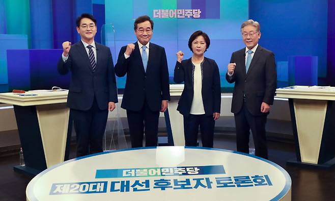 더불어민주당 대선 주자인 박용진(왼쪽부터), 이낙연, 추미애, 이재명 경선 후보가 30일 서울 중구 TV조선에서 열린 방송토론회에 앞서 기념촬영을 하고 있다. 국회사진기자단