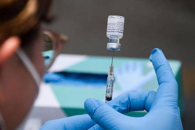 8월 미 캘리포니아 LA의 YMCA 이동식 코로나19 백신 클리닉에서 의료요원이 코로나19 백신 주사를 준비하고 있다. AFP=연합뉴스