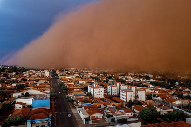 26일 브라질 미나스제라이스주 프루탈시를 덮친 거대 모래폭풍./AFP연합뉴스
