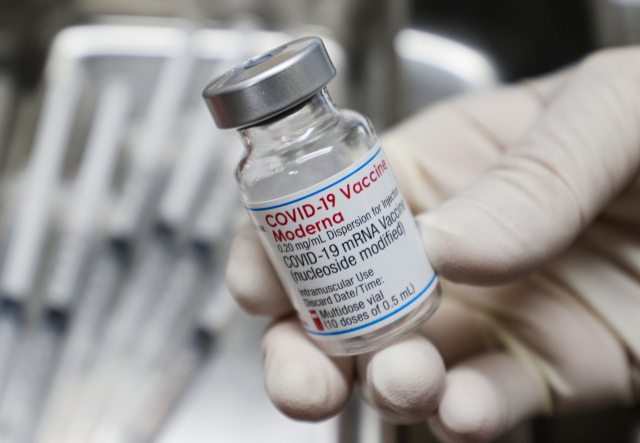 보건 당국은 11월부터 '위드코로나'를 위해 이달 말까지 성인의 80%의 코로나19 백신 접종 완료를 목표로 화이자·모더나 백신의 접종 간격을 줄이기로 했다./연합뉴스