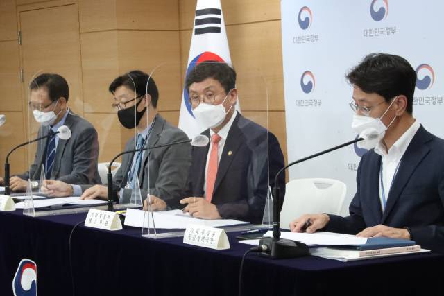 안도걸 기재부 2차관이 지난 8월31일 정부서울청사 브리핑실에서 김준기 서울대 교수와 조세연 공공기관연구센터 소장 등과 함께 공공기관 경영평가제도 개편방안에 대한 브리핑을 하고 있다. 왼쪽부터 한국조세재정연구원 공공기관연구센터 소장, 김준기 서울대 교수, 안 차관, 김윤상 기재부 공공정책국장. /연합뉴스