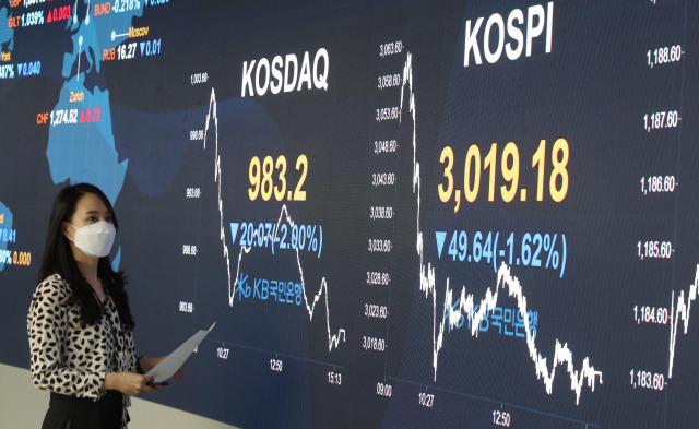 코스피지수가 급락하며 3,020선이 깨진 1일 오후 서울 여의도 KB국민은행 딜링룸에서 한 직원이 주식 시세판을 바라보고 있다. /오승현 기자