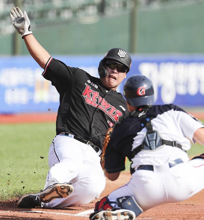 1일 부산 사직구장에서 열린 2021 KBO 프로야구 kt 위즈와 롯데 자이언츠 더블헤더 1차전. 1회 초 1사 만루에서 kt 강백호가 유한준 내야 땅볼 때 홈에서 태그아웃되고 있다. | 연합뉴스