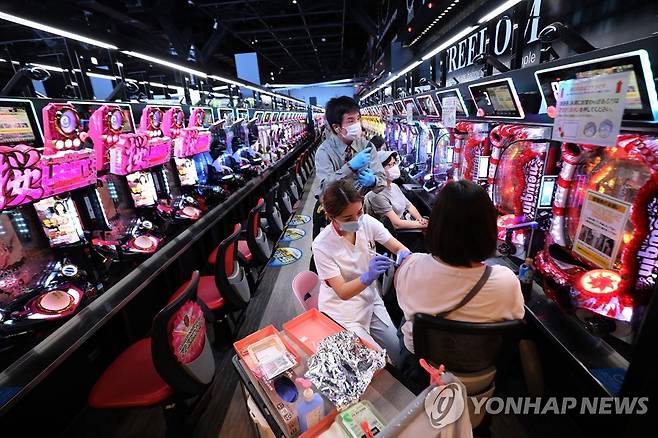 일본 오사카의 게임장에서 백신 맞는 시민 [AFP/지지통신=연합뉴스]