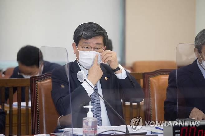 국정감사 출석한 전해철 행안부 장관 (서울=연합뉴스) 안정원 기자 = 전해철 행정안전부 장관이 1일 오전 서울 여의도 국회에서 열린 행정안전위원회의 행정안전부 등에 대한 국정감사에 출석하고 있다. 2021.10.1 [국회사진기자단] jeong@yna.co.kr