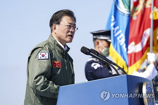 국군의 날 기념사 하는 문재인 대통령 (포항=연합뉴스) 최재구 기자 = 문재인 대통령이 1일 경북 포항 영일만 해상 마라도함에서 열린 제73주년 국군의 날 기념식에서 기념사를 하고 있다. 2021.10.1 jjaeck9@yna.co.kr