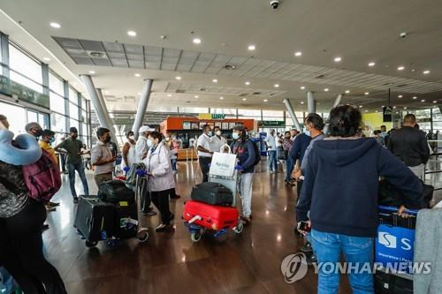 1일(현지시간) 모리셔스 시우사구르 람굴람 경 국제공항에 도착한 외국인 관광객들 [AFP=연합뉴스]