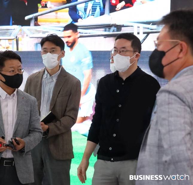 구광모 LG 대표가 지난 9월 경기도 평택 LG전자 HE연구소를 방문한 모습/사진=LG 제공