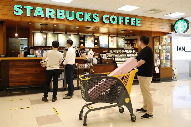 서울의 한 이마트 내 입점한 스타벅스 매장. (사진=연합뉴스)