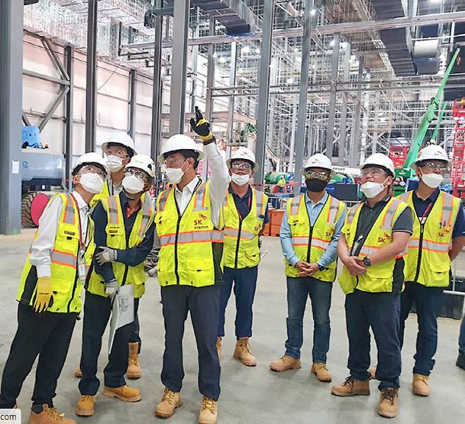 지동섭(왼쪽에서 네 번째) SK온 신임 대표가 지난달 29일(현지시간) 미국 조지아주 SK배터리아메리카(SKBA) 배터리 제2 공장을 건설 담당자와 함께 둘러보고 있다. (사진=SK이노베이션)