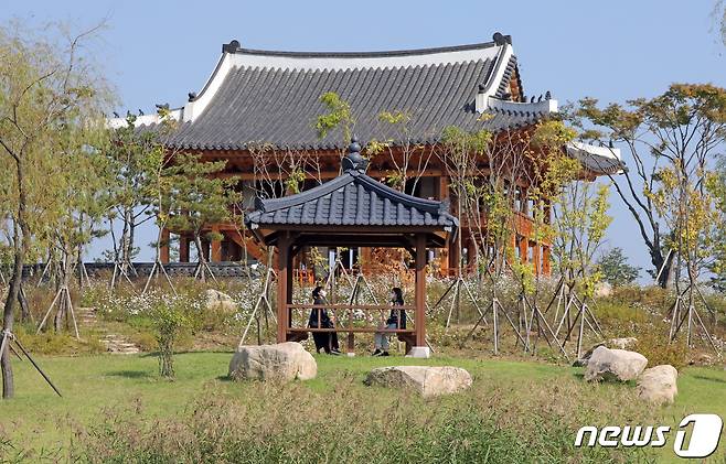 1일 세종시 국립세종수목원을 찾은 시민들이 구절초가 활짝 핀 한국전통정원 솔찬루에서 담소를 나누고 있다. 2021.10.1/뉴스1 © News1 장수영 기자
