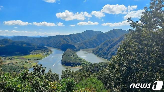 충북 옥천의 둔주봉 전망대에서 바라 본 한반도 지형.© 뉴스1