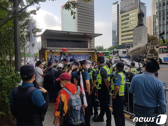 2일 오전 서울 종로구 광화문역 인근에서 집회 주최측과 경찰이 실랑이를 벌이는 모습. © 뉴스1 이정후 기자
