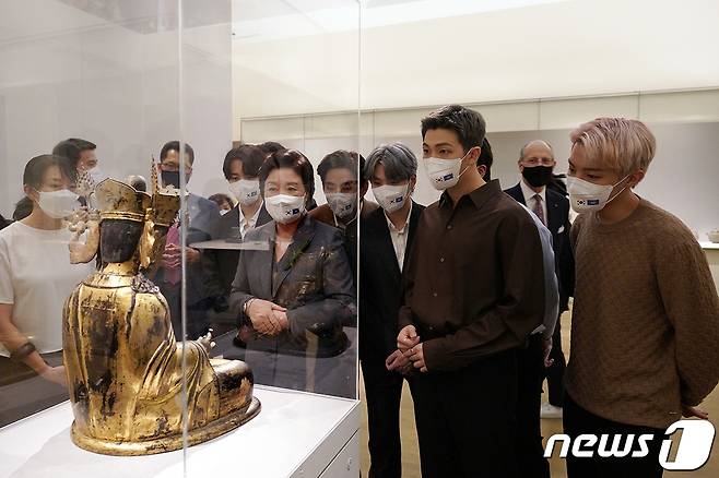 제76차 유엔총회를 계기로 문재인 대통령과 함께 미국 뉴욕을 방문 중인 김정숙 여사와 '미래세대와 문화를 위한 대통령 특별사절'로 임명된 그룹 방탄소년단(BTS)이 20일(현지시간) 메트로폴리탄 미술관 한국실을 관람하고 있다. (청와대 제공) 2021.9.21/뉴스1