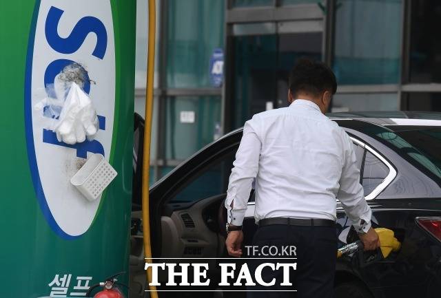 2일 한국석유공사 유가정보서비스 오피넷에 따르면 9월 다섯째 주 전국 주유소 휘발유 판매가격은 리터당 1644.5원이다. /더팩트 DB