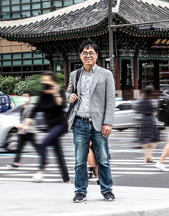 언제고 노트북과 자료가 잔뜩 뜬 배낭을 짊어지고 다니며 경제 사건의 현장을 파헤치는 김경율 회계사. 대장동 특혜 의혹 관련 검찰의 뒤늦은 압수 수색에 “공권력을 감시·견제하는 기관이 정상적으로 작동하지 않는다”며 목소리를 높인 그는 “누가 되든 정권은 반드시 교체돼야 한다”고 말했다./이신영 영상미디어 기자