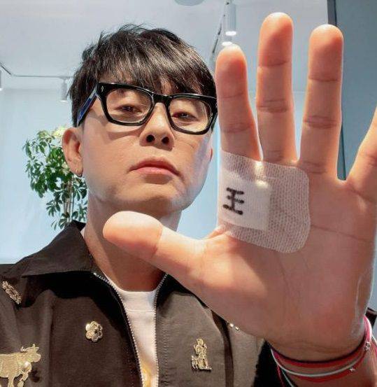 가수 이승환씨가 2일 페이스북에 윤석열 전 총장의 '王' 글자 논란을 풍자했다/이승환 페이스북