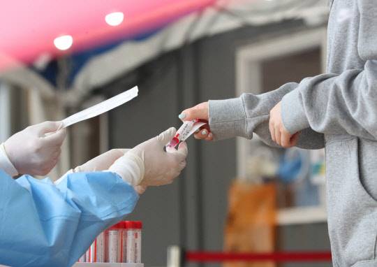 검체 채취 키트 받는 시민들



    (서울=연합뉴스) 임헌정 기자 = 국내 신종 코로나바이러스 감염증(코로나19) 확산세가 갈수록 거세지는 가운데 신규 확진자 수가 2천383명 늘어난 27일 서울 중구 서울역 광장에 설치된 임시 선별검사소에서 시민이 검체 채취 키트를 받고 있다. 2021.9.27



    kane@yna.co.kr



(끝)