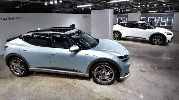 제네시스는 지난 달 30일 서울 강남구 압구정로 한 카페에서 첫 전용 전기차 'GV60(지 브이 식스티)'를 최초 공개했다. 판매 가격은 스탠다드 후륜 모델 5990만원(친환경차 세제혜택 및 개별소비세 3.5% 반영 기준), 스탠다드 사륜 모델 6459만원(19인치 기준), 퍼포먼스 모델 6975만원이다. 사진=서동일 기자
