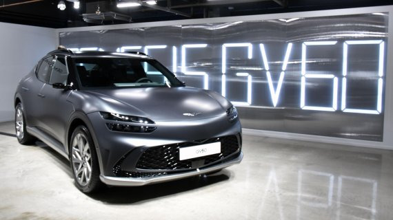 제네시스는 지난 달 30일 서울 강남구 압구정로 한 카페에서 첫 전용 전기차 'GV60(지 브이 식스티)'를 최초 공개했다. 판매 가격은 스탠다드 후륜 모델 5990만원(친환경차 세제혜택 및 개별소비세 3.5% 반영 기준), 스탠다드 사륜 모델 6459만원(19인치 기준), 퍼포먼스 모델 6975만원이다. 사진=서동일 기자