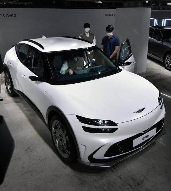 제네시스는 지난 달 30일 서울 강남구 압구정로 한 카페에서 첫 전용 전기차 'GV60(지 브이 식스티)'를 최초 공개했다. 판매 가격은 스탠다드 후륜 모델 5990만원(친환경차 세제혜택 및 개별소비세 3.5% 반영 기준), 스탠다드 사륜 모델 6459만원(19인치 기준), 퍼포먼스 모델 6975만원이다. 사진=서동일 기자