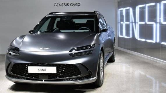 제네시스는 지난 달 30일 서울 강남구 압구정로 한 카페에서 첫 전용 전기차 'GV60(지 브이 식스티)'를 최초 공개했다. 판매 가격은 스탠다드 후륜 모델 5990만원(친환경차 세제혜택 및 개별소비세 3.5% 반영 기준), 스탠다드 사륜 모델 6459만원(19인치 기준), 퍼포먼스 모델 6975만원이다. 사진=서동일 기자