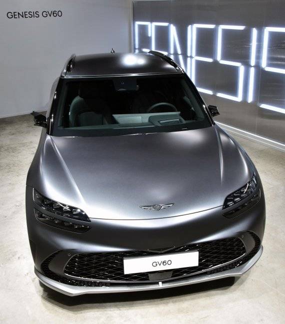 제네시스는 지난 달 30일 서울 강남구 압구정로 한 카페에서 첫 전용 전기차 'GV60(지 브이 식스티)'를 최초 공개했다. 판매 가격은 스탠다드 후륜 모델 5990만원(친환경차 세제혜택 및 개별소비세 3.5% 반영 기준), 스탠다드 사륜 모델 6459만원(19인치 기준), 퍼포먼스 모델 6975만원이다. 사진=서동일 기자