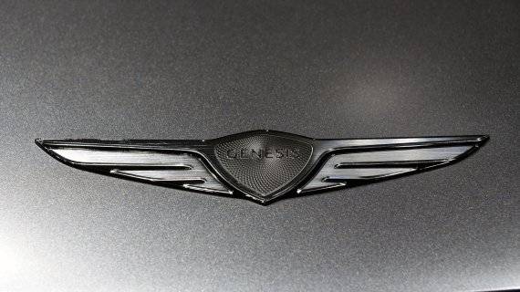 제네시스는 지난 달 30일 서울 강남구 압구정로 한 카페에서 첫 전용 전기차 'GV60(지 브이 식스티)'를 최초 공개했다. 판매 가격은 스탠다드 후륜 모델 5990만원(친환경차 세제혜택 및 개별소비세 3.5% 반영 기준), 스탠다드 사륜 모델 6459만원(19인치 기준), 퍼포먼스 모델 6975만원이다. 사진은 기요셰(Guilloche) 패턴을 각인한 신규 엠블럼. 사진=서동일 기자