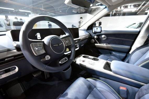 제네시스는 지난 달 30일 서울 강남구 압구정로 한 카페에서 첫 전용 전기차 'GV60(지 브이 식스티)'를 최초 공개했다. 판매 가격은 스탠다드 후륜 모델 5990만원(친환경차 세제혜택 및 개별소비세 3.5% 반영 기준), 스탠다드 사륜 모델 6459만원(19인치 기준), 퍼포먼스 모델 6975만원이다. 사진=서동일 기자