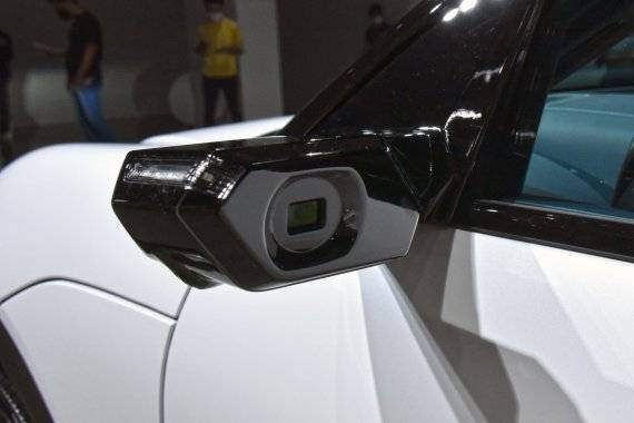 제네시스는 지난 달 30일 서울 강남구 압구정로 한 카페에서 첫 전용 전기차 'GV60(지 브이 식스티)'를 최초 공개했다. 판매 가격은 스탠다드 후륜 모델 5990만원(친환경차 세제혜택 및 개별소비세 3.5% 반영 기준), 스탠다드 사륜 모델 6459만원(19인치 기준), 퍼포먼스 모델 6975만원이다. 사진은 카메라와 모니터 시스템이 연결된 디지털 사이드 미러. 사진=서동일 기자