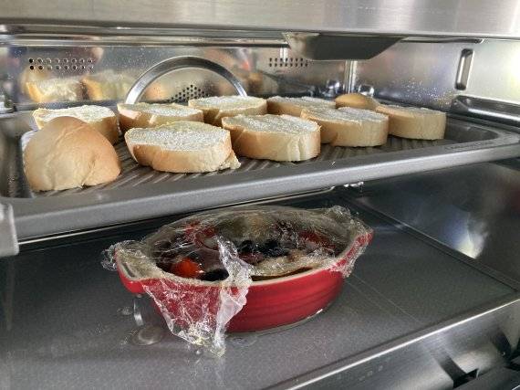 큐커에 세팅된 감바스 밀키트 모습. 사진=김경민 기자