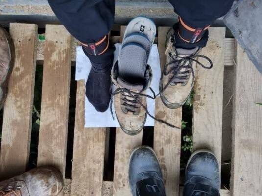 건설현장에서 일하는 여성 노동자가 ㄱ씨가 보내온 사진. 안전화는 보통 240㎜나 250㎜부터 지급돼 깔창 3개를 겹겹이 깔아야 겨우 맞는 경우가 일반적이라고 한다. 깔창 3개를 덧대면 불편한 건 물론 발목이 불안정해질 수 있어 넘어질 위험성이 커진다. 앞부분이나 발볼 부분이 필요 이상으로 조이기도 한다. 민주노총 건설산업연맹 제공