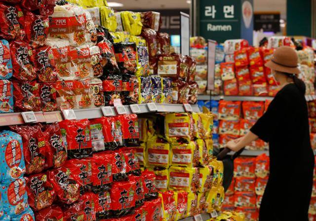 여러 종류의 즉석 라면이 서울의 한 대형마트에 진열돼 있다. 뉴스1