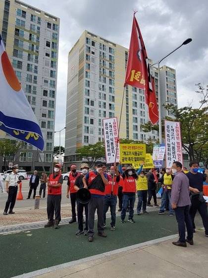 지난달 25일 더불어민주당 대선 경선 광주·전남 합동연설회가 열리는 현장에 개정치추방국민연대·대한육견협회 등의 육견단체가 '개 식용 금지 추진'을 공약한 이재명 경기지사에 항의하는 집회를 열었다. 남수현 기자