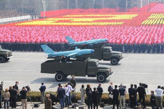 북한이 2012년 4월 열병식에 공개한 북한 무인 타격기. 중앙포토