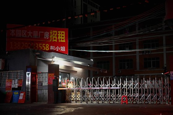 전력난으로 중국 남부 광둥성 제조업 거점인 둥관 산업단지에 있는 한 공장에 불이 꺼진 모습. [AFP=연합뉴스]