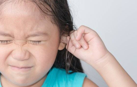 시끄러운 곳에서 힘든 표정을 짓고 있는 어린이. [중앙포토]